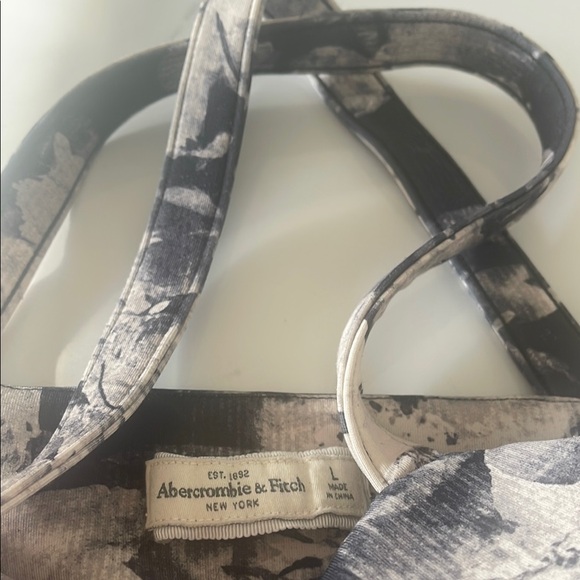 Abercrombie and Fitch Floral Black and White Women's top - Picture 2 of 2